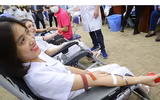 Ngắm những nữ hộ sinh xinh đẹp hiến máu trong ngày lễ tình nhân